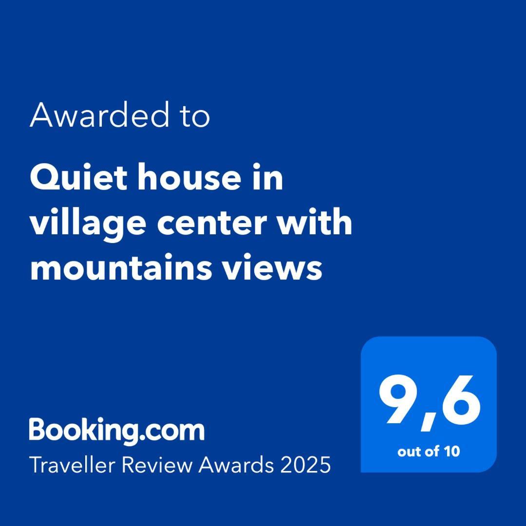 Hébergement de vacances Quiet House In Village Center With Mountains Views *