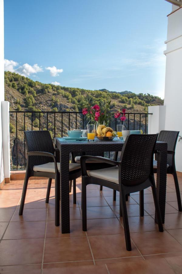 Quiet House In Village Center With Mountains Views Hébergement de vacances *